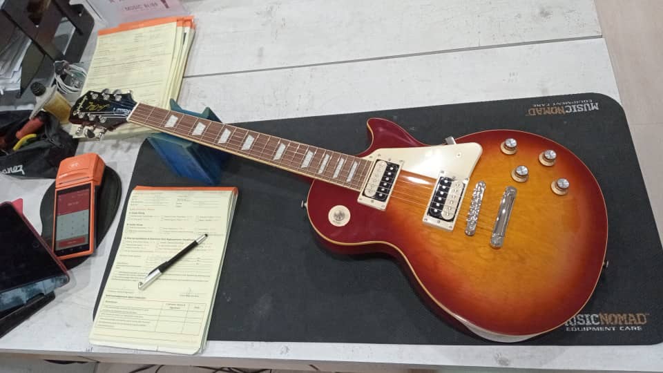 B STOCK (BS-583) Epiphone Les Paul Classic Electric Guitar - Heritage Cherry Sunburst