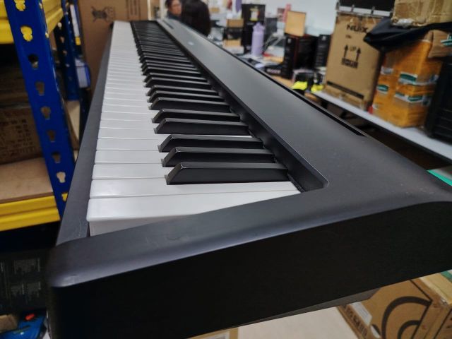B STOCK (BS-675) Kawai ES110 Portable Digital Piano - Black With Q98 U-stand and single pedal