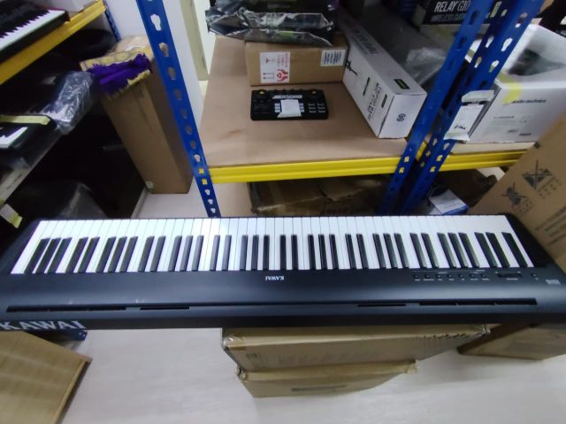 B STOCK (BS-675) Kawai ES110 Portable Digital Piano - Black With Q98 U-stand and single pedal