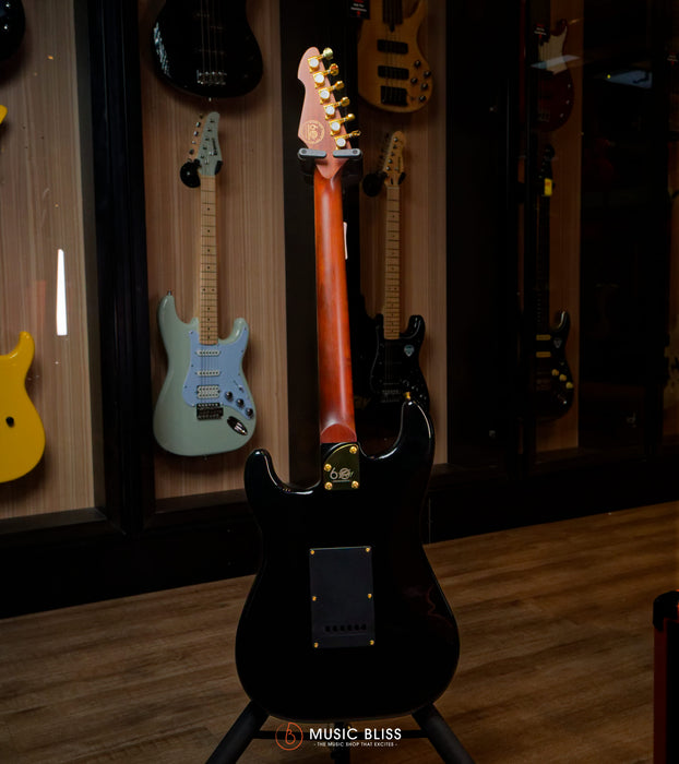 Peavey Raptor Lightning Bolt 60th Anniversary HSS Stratocaster Electric Guitar (Gold Hardware) - Black