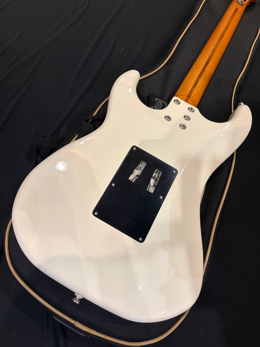 [SN 25041520422] CERTIFIED USED Kramer Pacer Deluxe Electric Guitar with Premium Bag - Classic White